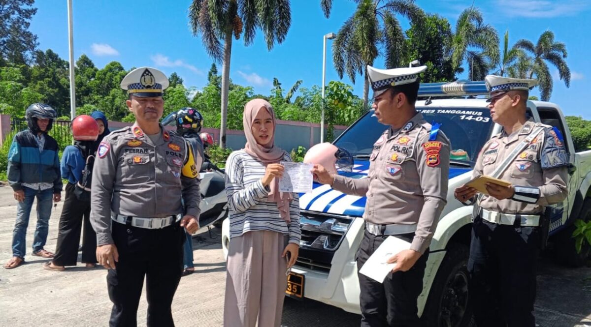 Penindakan melalui tilang oleh anggota Sat Lantas Polres Tanggamus dalam razia Operasi Patuh Krakatau 2025 di Jalinbar Kota Agung Barat, Sabtu 19 Juli 2025 | Dok. Polres Tanggamus.