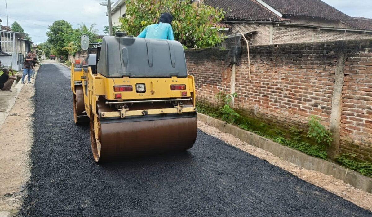 Pengerasan jalan lapen di Pekon Podomoro, Pringsewu, hasil dana desa 2025 | Jumadi/Media Prioritastv.com.