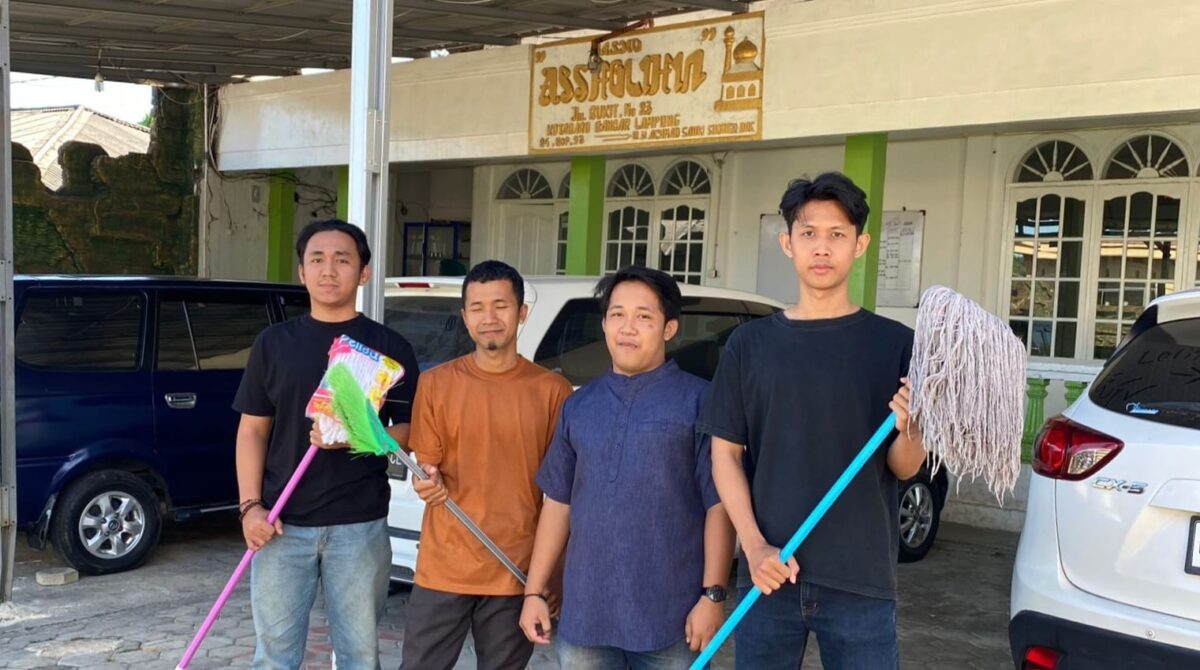 Forum Pemuda Lampung Maju saat kegiatan bersih-bersih masjid yang digelar pada Sabtu siang, 19 Juli 2025, di Masjid Ash-Sholihin, Kota Baru, Tanjung Karang Timur, Kota Bandar Lampung, Sabtu 19 Juli 2025 | Putra/Media Prioritastv.com.