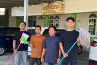 Forum Pemuda Lampung Maju saat  kegiatan bersih-bersih masjid yang digelar pada Sabtu siang, 19 Juli 2025, di Masjid Ash-Sholihin, Kota Baru, Tanjung Karang Timur, Kota Bandar Lampung, Sabtu 19 Juli 2025 | Putra/Media Prioritastv.com.