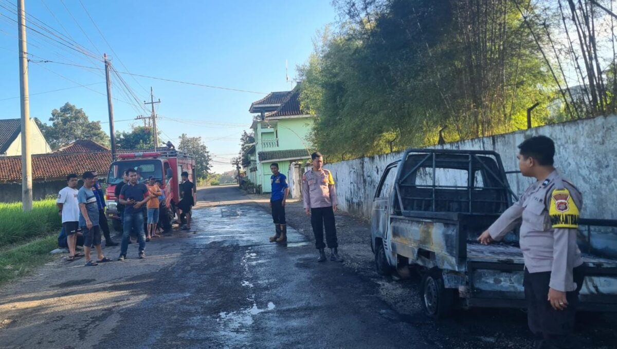Polisi saat melakukan pemeriksaan TKP kebakaran mobil di Jalan Gunung Kancil, Fajaresuk, Pringsewu, Minggu 20 Juli 2025 | Dok. Humas Polres Pringsewu.