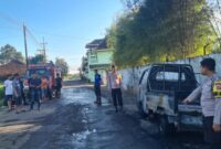 Polisi saat melakukan pemeriksaan TKP kebakaran mobil di Jalan Gunung Kancil, Fajaresuk, Pringsewu, Minggu 20 Juli 2025 | Dok. Humas Polres Pringsewu.