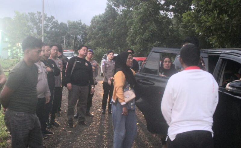 Abu Umaya dan keluarganya saat berpamitan kembali ke Jakarta, Minggu 20 Mei 2025 | Herdi/Media Prioritastv.com.