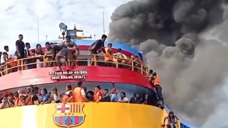 Detik-detik penumpang terjun ke laut saat kapal Barcelona V yang terbakar di Perairan Talaud menuju Manado, Minggu 20 Juli 2025 | Dok. Tagkapan Layar Video.