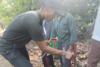Warga Pekon Karang Brak Pematang Sawa saat memasang tanda batas jalan wacana jalan tembus ke Kecamatan, Minggu 20 Juli 2025 | Sungatno/Media Prioritastv.com.