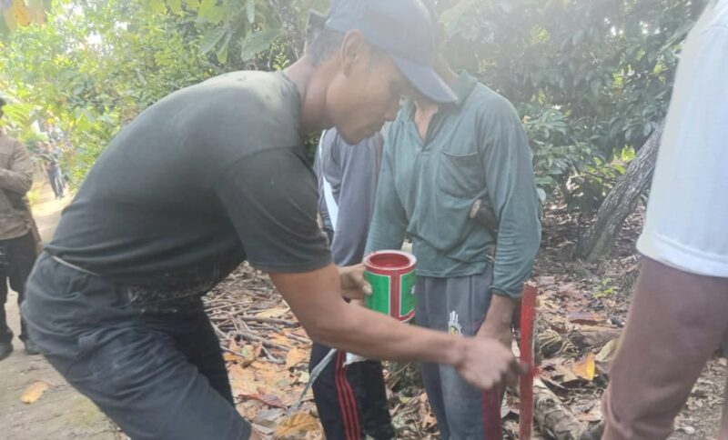Warga Pekon Karang Brak Pematang Sawa saat memasang tanda batas jalan wacana jalan tembus ke Kecamatan, Minggu 20 Juli 2025 | Sungatno/Media Prioritastv.com.