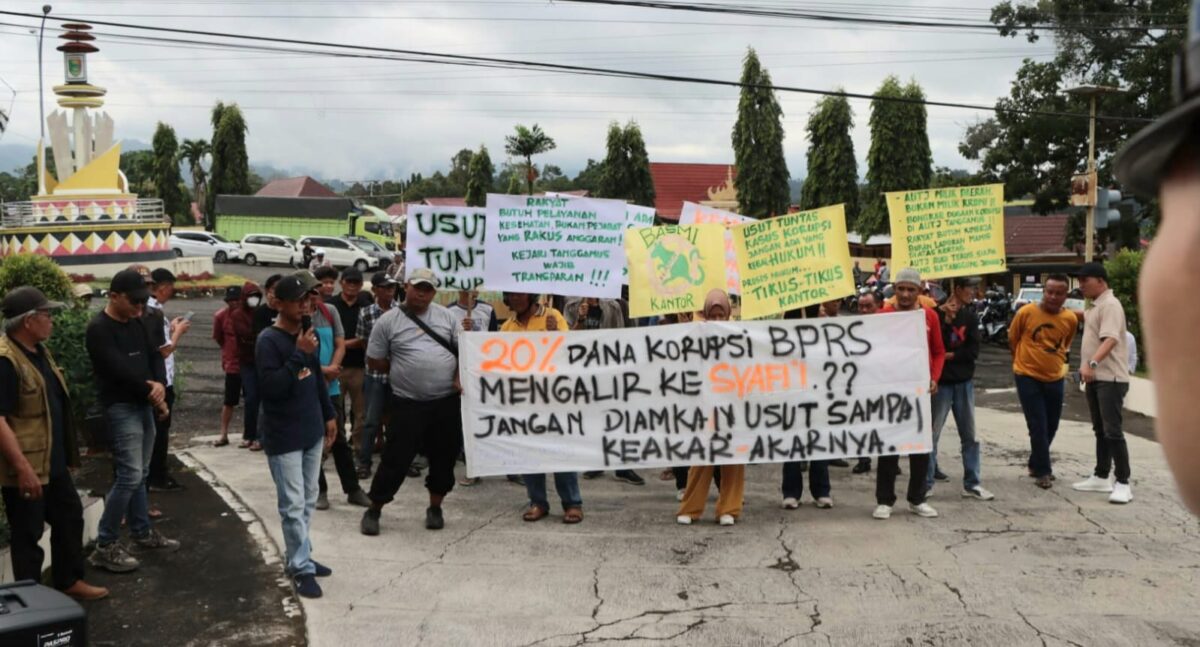 Aliansi Pemuda Tanggamus saat menggelar unjuk rasa di depan pintu gerbang Kejari Tanggamus, Senin 21 Juli 2025 | Davit/Media Prioritastv.com.