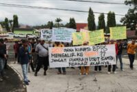 Aliansi Pemuda Tanggamus saat menggelar unjuk rasa di depan pintu gerbang Kejari Tanggamus, Senin 21 Juli 2025 | Davit/Media Prioritastv.com.