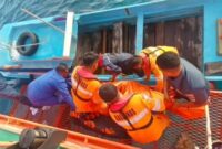 Basarnas Manado saat mengevakuasi korban paska kebakaran KM Barcelona V di Perairan Talise, Minggu 20 Juli 2025 | Ist.