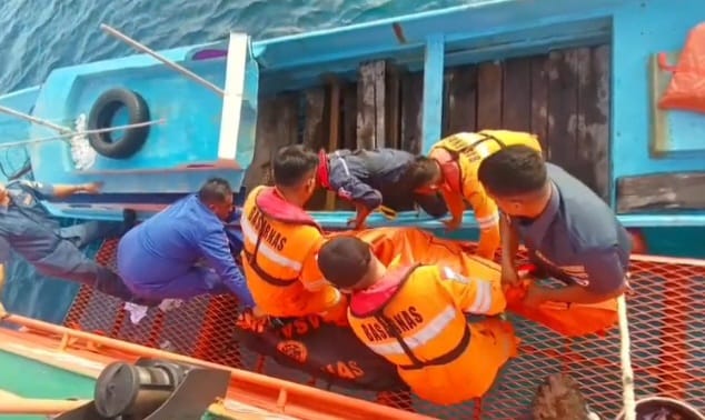 Basarnas Manado saat mengevakuasi korban paska kebakaran KM Barcelona V di Perairan Talise, Minggu 20 Juli 2025 | Ist.