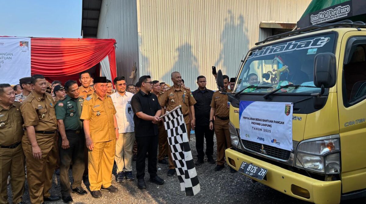 Wakil Ketua I DPRD Tanggamus, Rangga Putra Hakim saat melepas salah satu armada pembawa beras cadangan pangan pemerintah di gudang Bulok, Pugung, Senin 21 Juli 2025 | Herdi/Media Prioritastv.com.