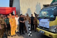 Wakil Ketua I DPRD Tanggamus, Rangga Putra Hakim saat melepas salah satu armada pembawa beras cadangan pangan pemerintah di gudang Bulok,  Pugung, Senin 21 Juli 2025 |   Herdi/Media Prioritastv.com.
