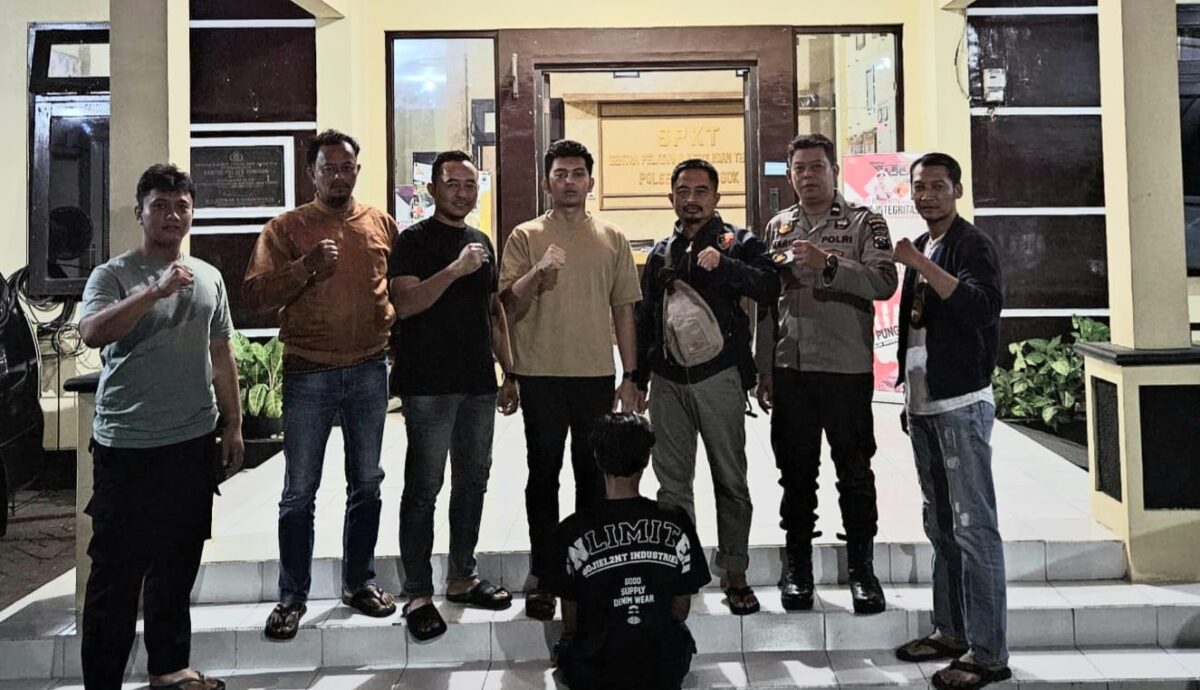 Tersangka AW usai ditangkap saat berada di Polsek Ponggok, Polres Blitar, Jumat 17 Juli 2025 | Dok. Humas Polres Pringsewu.