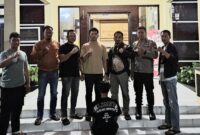 Tersangka AW usai ditangkap saat berada di Polsek Ponggok, Polres Blitar, Jumat 17 Juli 2025 | Dok. Humas Polres Pringsewu.