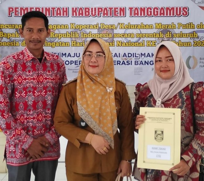 
					Kakon Tekad Tuti Arifin Bersama Ketua KDMP Ibu Mike saat Foto Bersama Usai Penyerahan Akta Hukum Usaha (AHU) oleh Bupati Tanggamus. Foto : Asrul Ariski. 