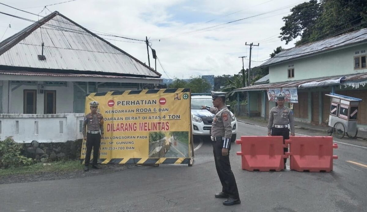 Personil Sat Lantas Polres Pesisir Barat saat pengaturan pengalihan arus Krui - Liwa menuju Jalinbar Tanggamus, Senin 21 Juli 2025 | Dok. Humas Polres Peisir Barat.