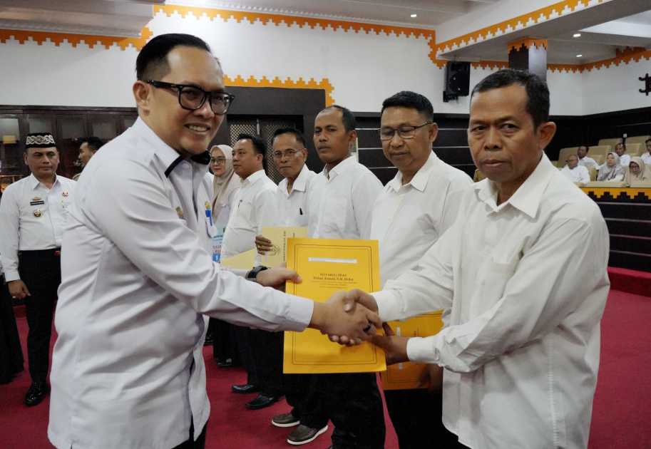 Kepala Dinas UMKM Denny Sanjaya Serahkan SK Koperasi Merah Putih ke 22 Kelurahan