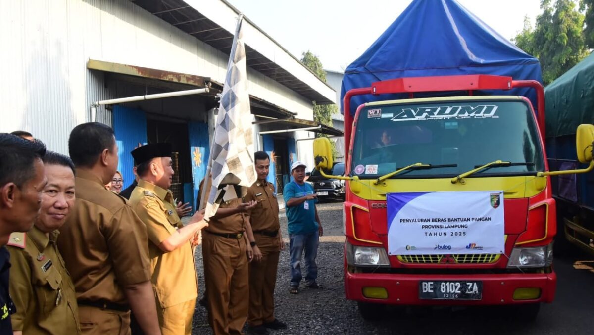 Bupati Tanggamus, Moh. Saleh Asnawi saat melepas salah satu armada cadangan pangan pemerintah di Gudang Bulok, Pugung, Senin 21 Juli 2025 | Dok. Kominfo Tanggamus.