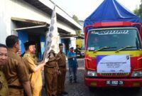 Bupati Tanggamus, Moh. Saleh Asnawi saat melepas salah satu armada cadangan pangan pemerintah di Gudang Bulok, Pugung, Senin 21 Juli 2025 | Dok. Kominfo Tanggamus.