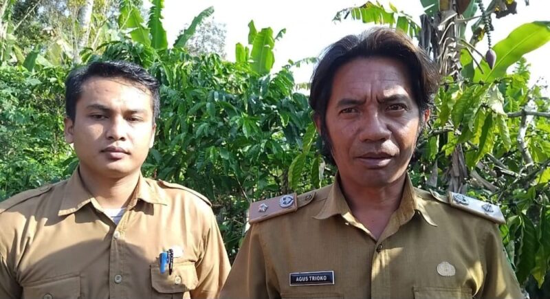 Kepala Pekon Air Abang Kecamatan Ulu Belu Tanggamus, Agus Trioko saat memberikan di lokasi penanaman pohon durian program Bina Bakti Masyarakat Desa dan BPBD Tanggamus, Senin 21 Juli 2025 | Herdi/Media Prioritastv.com.