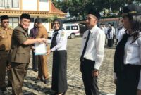 Bupati Tanggamus, Moh. Saleh Asnawi saat menyerahkan SK PPPK kepada perwakilan di halaman kantor bupati, Selasa 22 Juli 2025 | Herdi/Media Prioritastv.com.