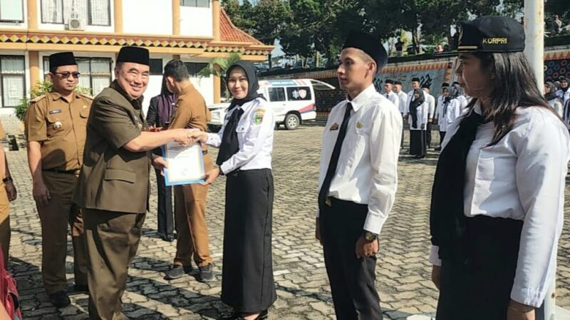 Bupati Tanggamus, Moh. Saleh Asnawi saat menyerahkan SK PPPK kepada perwakilan di halaman kantor bupati, Selasa 22 Juli 2025 | Herdi/Media Prioritastv.com.