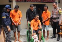 Ketiga tersangka termasuk pelaku yang ditembak saat akan dihadirkan dalam konferensi pers di Mapolsek Gading Rejo, Pringsewu, Selasa 22 Juli 2025 | Samuel/Media Prioritastv.com.