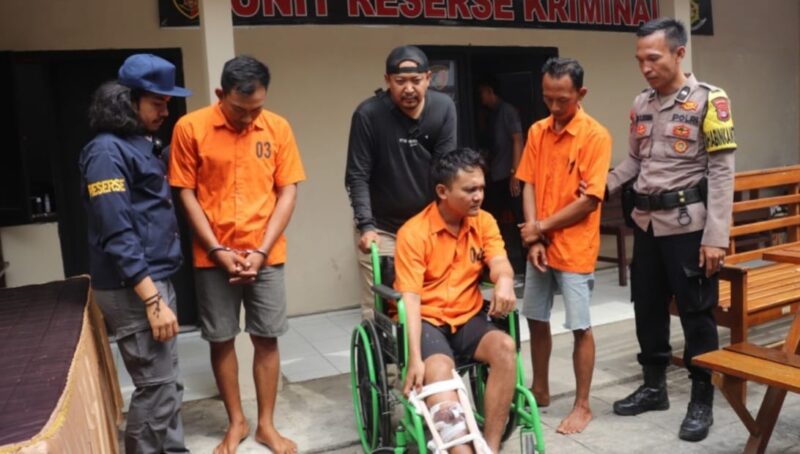 Ketiga tersangka termasuk pelaku yang ditembak saat akan dihadirkan dalam konferensi pers di Mapolsek Gading Rejo, Pringsewu, Selasa 22 Juli 2025 | Samuel/Media Prioritastv.com.