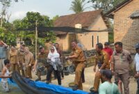 Asisten Perekonomian dan Pembangunan Hendra Wijaya Mega saat panen ikan di Kelompok Pembudidaya Ikan (Pokdakan) Barokah Pekon Way Jaha, Kecamatan Pugung,  Selasa 22 Juli 2025 | Asrul Ariski/Media Prioritastv.com.
