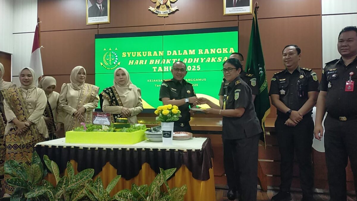 Kajari Tanggamus Adi Fakharuddin saat memberikan tumpeng kepada personil Kejari Tanggamus, Selasa 22 Juli 2025 | Ist.
