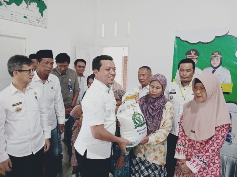 Bupati Pringsewu Riyanto Pamungkas saat menyerahkan bantuan beras di GSG Pekon Kresnomulyo, Ambarawa, Rabu 23 Juli 2025 | Samuel/Media Prioritastv.com.