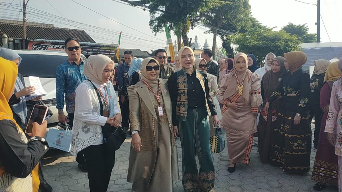 Ketua Dekranasda Provinsi Lampung, Hj. Purnama Wulan Sari Mirza saat tiba di lokasi disambut  Ketua Dekranasda Tanggamus, Siti Mahmudah Saleh, Kamis 24 Juli 2025 | Herdi/Media Prioritastv.com.