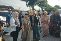 Ketua Dekranasda Provinsi Lampung, Hj. Purnama Wulan Sari Mirza saat tiba di lokasi disambut  Ketua Dekranasda Tanggamus, Siti Mahmudah Saleh, Kamis 24 Juli 2025 | Herdi/Media Prioritastv.com.