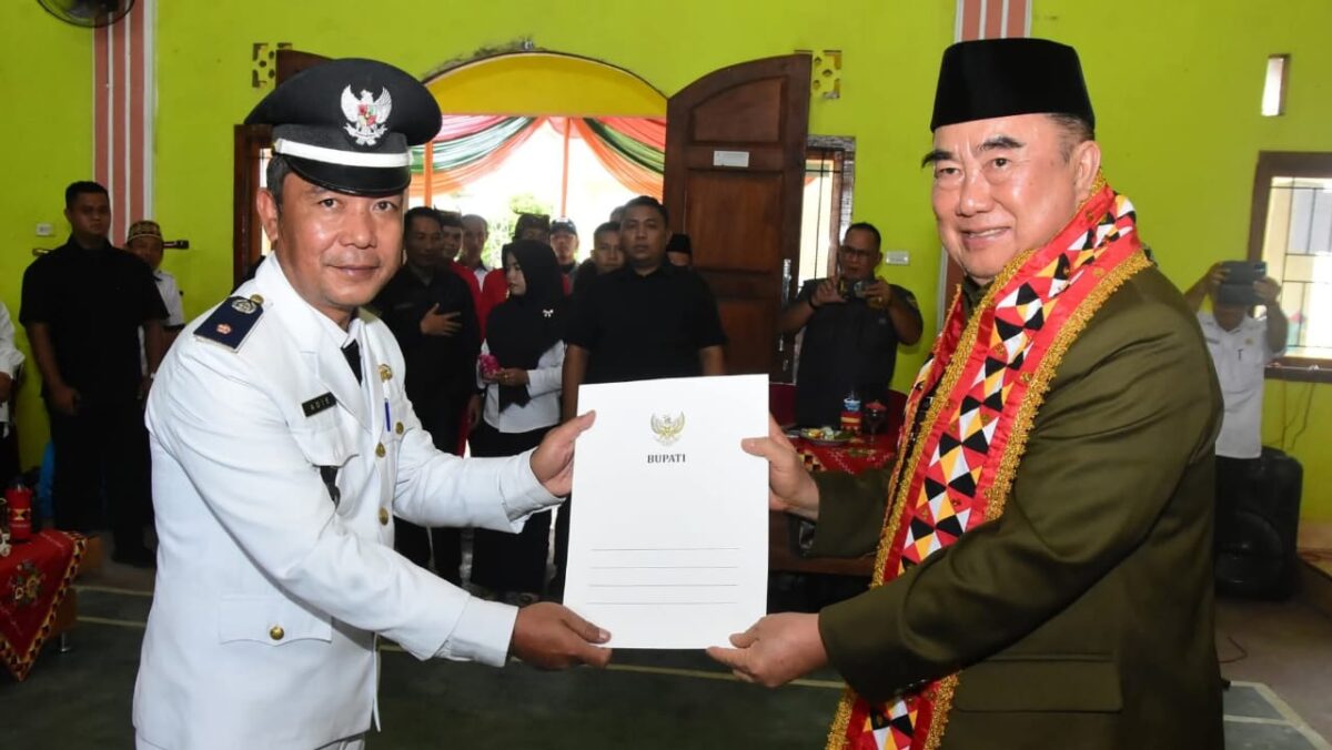 Bupati Tanggamus Moh. Saleh Asnawi saat nenyerahkan keputusan kepada Zuhaidi, sebagai Penjabat (PJ) Kepala Pekon Sukamernah, Kecamatan Gunung Alip, Rabu 23 Juli 2025 | Asrul Ariski/Media Prioritastv.com.