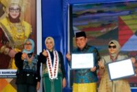 Bupati Tanggamus Moh. Saleh Asnawi saat menunjukan 3 penghargaan untuk 3 OPD Tanggamus |