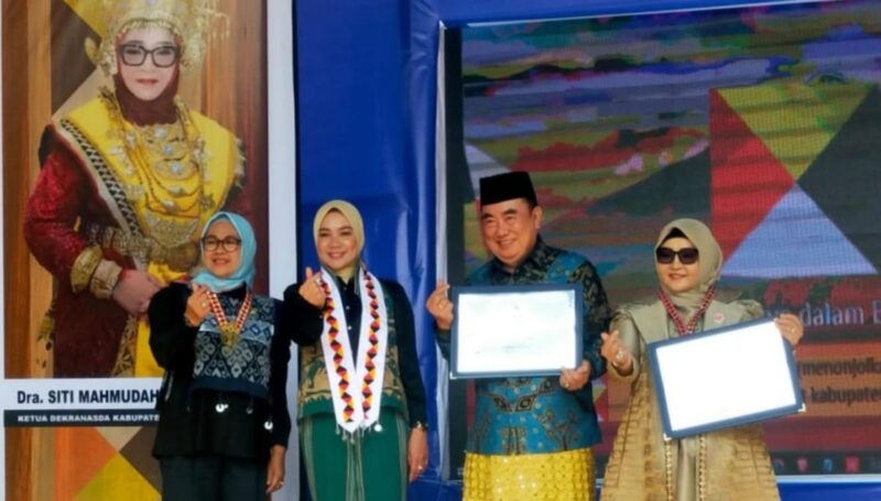 Bupati Tanggamus Moh. Saleh Asnawi saat menunjukan 3 penghargaan untuk 3 OPD Tanggamus |