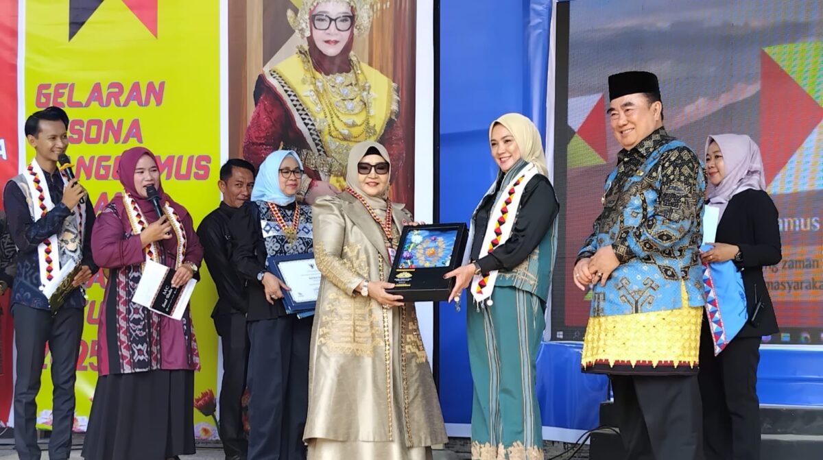 Pemberian Cinderamata Ketua Dekranasda Tanggamus, Hj. Siti Mahmudah kepada Ketua Dekranasda Provinsi Lampung, Wulan Sari Mirza dalam acara peresmian sentra UMKM Tanggamus, Kamis 24 Juli 2025 | Herdi/Media Prioritastv.com.
