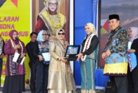 Pemberian Cinderamata Ketua Dekranasda Tanggamus, Hj. Siti Mahmudah kepada Ketua Dekranasda Provinsi Lampung, Wulan Sari Mirza dalam acara peresmian sentra UMKM Tanggamus, Kamis 24 Juli 2025 | Herdi/Media Prioritastv.com.