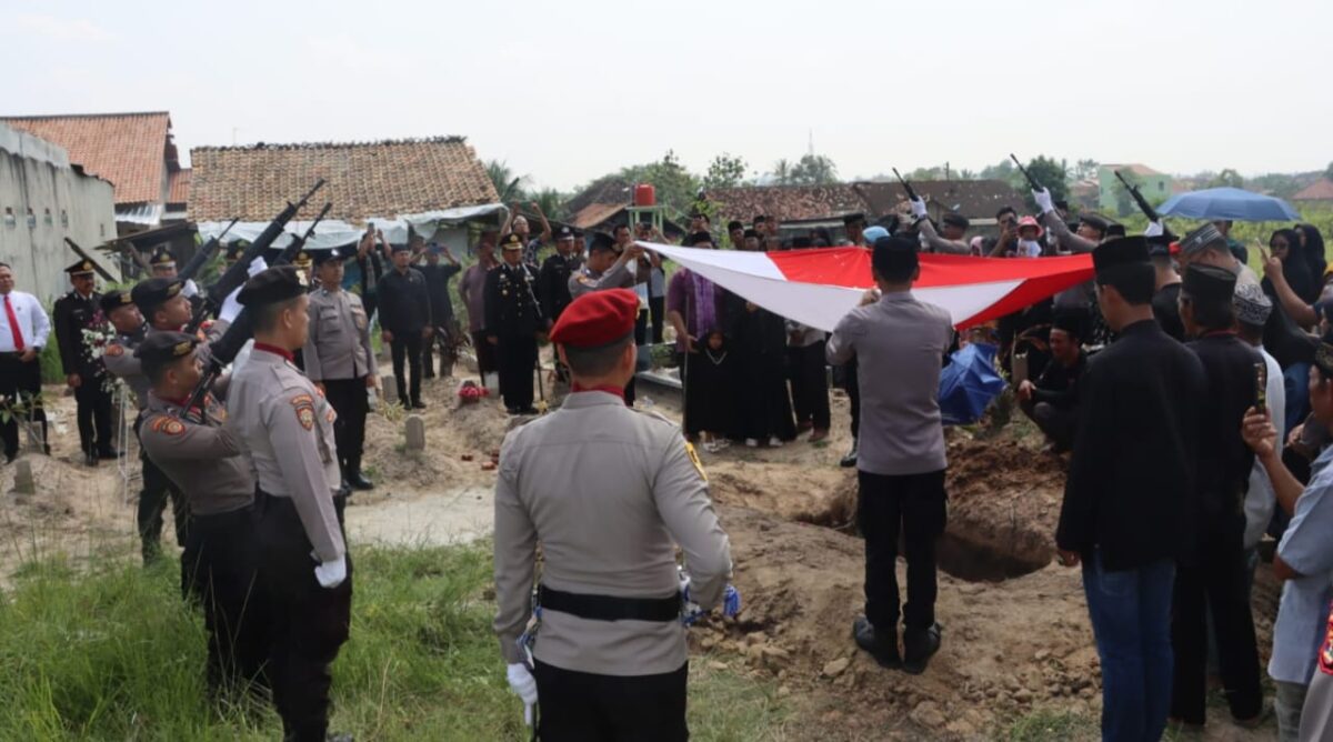 Pemakaman Jenazah Almarhum Bripka Rozzi Firmansyah di TPU KH Gholib Pringsewu, Kamis 24 Juli 2025 | Dok. Humas Polres Pringsewu.