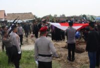 Pemakaman Jenazah Almarhum Bripka Rozzi Firmansyah di TPU KH Gholib Pringsewu, Kamis 24 Juli 2025 | Dok. Humas Polres Pringsewu.
