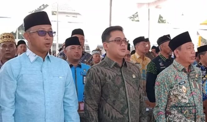 
 Wakil Ketua I DPRD Tanggamus Rangga Putra Hakim (tengah berkacamata) saat menghadiri peresmian sentra UMKM Tanggamus di Gisting, Kamis 24 Juli 2025 | Herdi/Media Prioritastv.com.