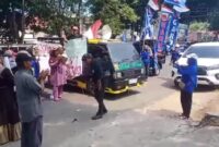 Ratusan warga Desa Sinar Palembang, Candipuro, Lampung Selatan saat aksi demonstrasi di depan Kantor DPMD Kamis, 24 Juli 2025.