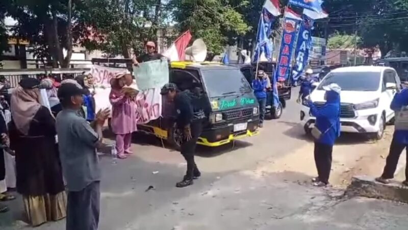 Ratusan warga Desa Sinar Palembang, Candipuro, Lampung Selatan saat aksi demonstrasi di depan Kantor DPMD Kamis, 24 Juli 2025.