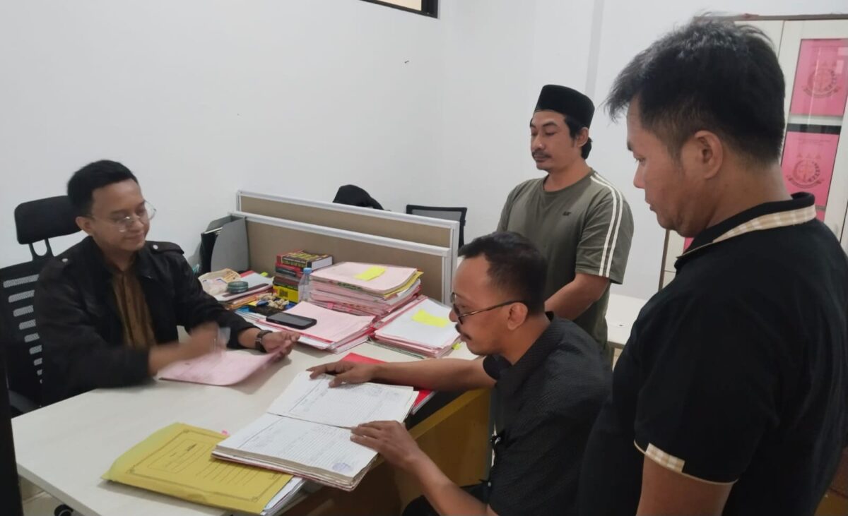 Tersangka Asro (berpeci hitam) saat dilimpahkan ke Cabjari Talang Padang, Kamis 24 Juli 2025 | Dok. Humas Polres Tanggamus.