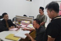 Tersangka Asro (berpeci hitam) saat dilimpahkan ke Cabjari Talang Padang, Kamis 24 Juli 2025 | Dok. Humas Polres Tanggamus.