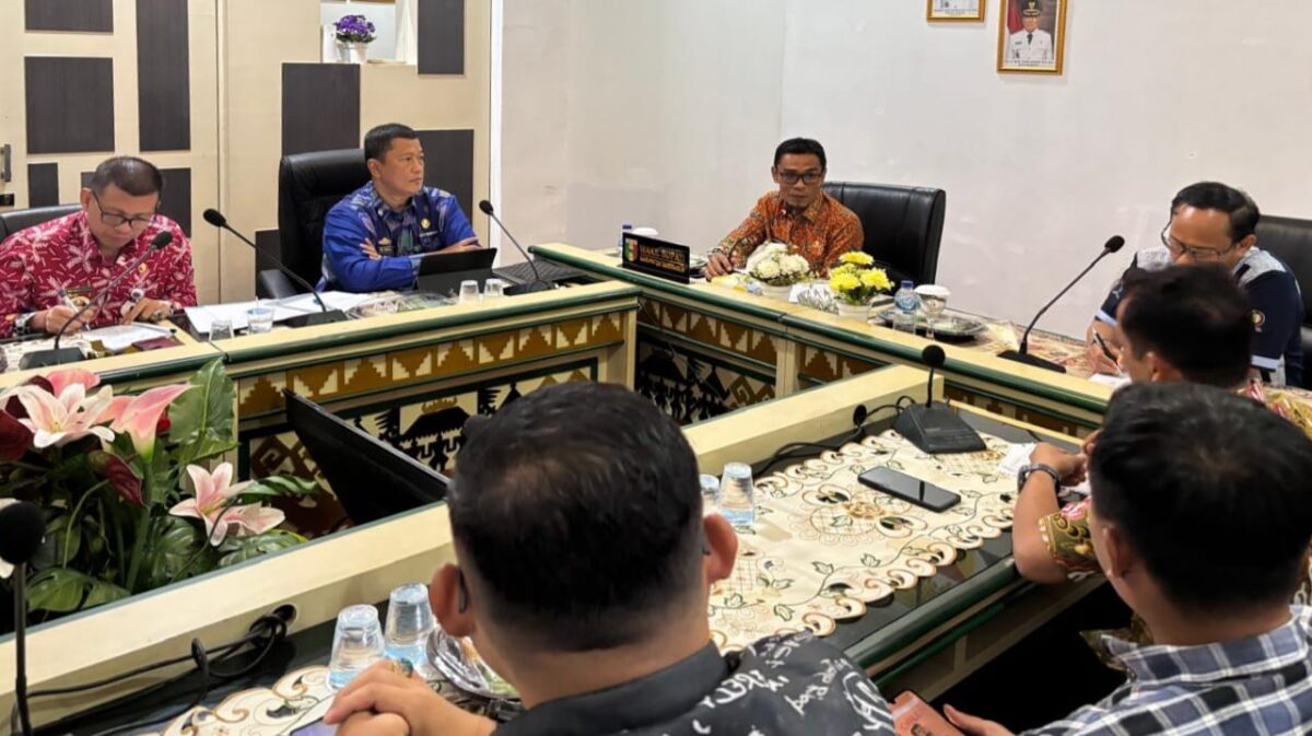 Wabup Tanggamus, Agus Suranto saat mendengarkan pemaparan pihak PT Tirta Investama di ruang rapatnya, Jumat 25 Juli 2025 | Herdi/Media Prioritastv.com.