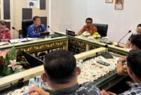 Wabup Tanggamus, Agus Suranto saat mendengarkan pemaparan pihak PT Tirta Investama di ruang rapatnya, Jumat 25 Juli 2025 | Herdi/Media Prioritastv.com.