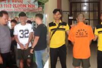Kolase foto tersangka RY sesaat baru ditangkap dan saat berada di Polres Pringsewu, Jumat 25 Juli 2025 | Dok. Humas Polres Pringsewu.