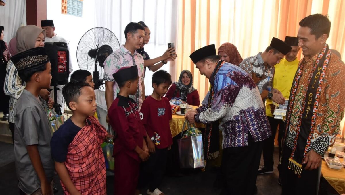Bupati Tanggamus Moh. Saleh Asnawi saat memberikan tali asih kepada anak-anak yang dikhitan gratis dalam rangka Milad ke 1 Klinik Pratama Abung Koto Medical, Jumat 25 Juli 2025 | Herdi/Media Prioritastv.com.
