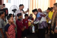 Bupati Tanggamus Moh. Saleh Asnawi saat memberikan tali asih kepada anak-anak yang dikhitan gratis dalam rangka  Milad ke 1 Klinik Pratama Abung Koto Medical, Jumat 25 Juli 2025 | Herdi/Media Prioritastv.com.